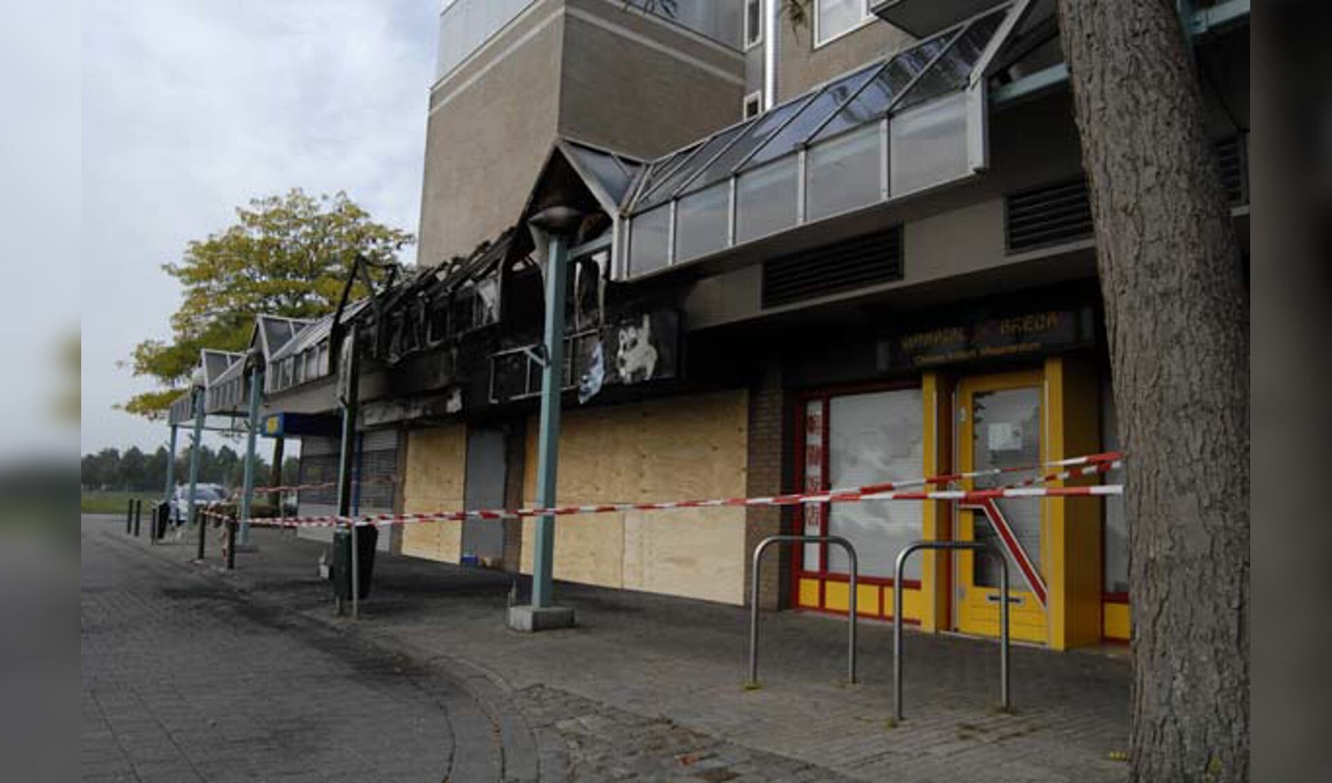 Een ramkraak heeft veel schade aangericht bij Domino's Pizza bij De Berg. foto Wijnand Nijs